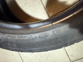 235/40 R19 - 2
