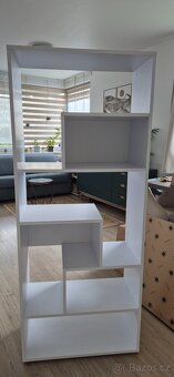 dělící stěna/regaly - 2