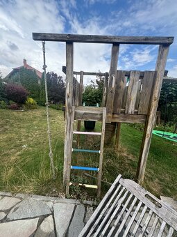 Dětská dřevěná prolézačka se skluzavkou, lanem a houpačkou. - 2