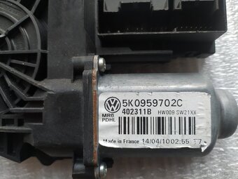 Motorek stahovaní okna pravy přední 5K0959792A Golf 6 - 2