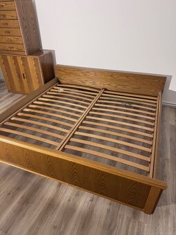 Postel 200 x 200 cm, uzavřená z obou stran,  top stav - 2