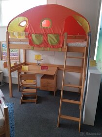 Dětská postel s domečkem a textiliemi. - 2
