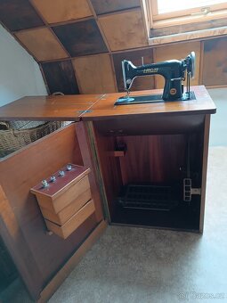 Šlapací šicí stroj Lada - 2