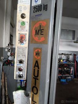 Dvousloupcový elektromechanický zvedák - 2