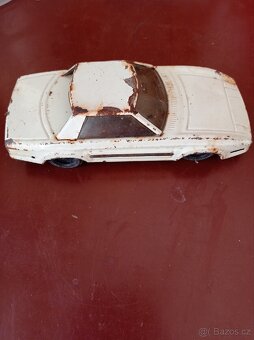 Plechové autíčko a jiné hračky - 2