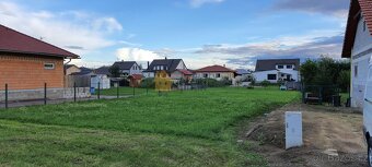 Prodej pozemku se stavebním povolením na hezkém a klidném mí - 2