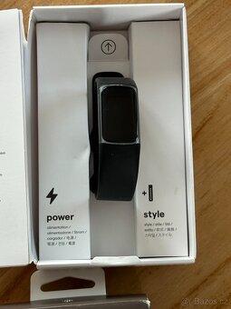 Chytrý náramek Fitbit Charge 5 černý, krabička, nabíječka - 2