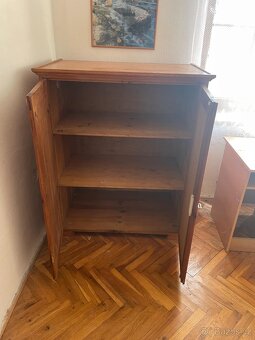 Masivní dřevěná skříň - 2