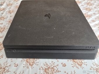 PlayStation 4 + dva ovladače + dvě hry - 2