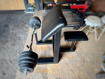 Scottova lavice na biceps+EZ činka 35kg - 2