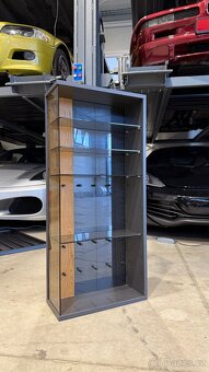 Custom závěsná skříňka na klíče – vyrobená pro petrolheady - 2