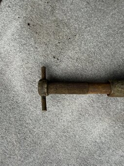 Čz 125T - osa předního kola - 2