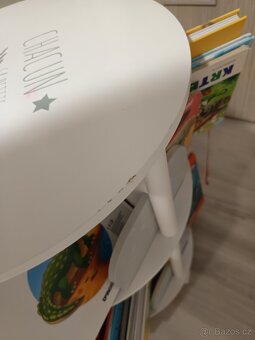 Dětská dřevěná otočná knihovna. - 2