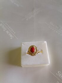 Zlatý starožitný prsten s pravým korálem - 2