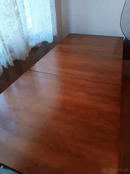 Prodám masivní málo užívaný rozkládací jídelní stůl - 2