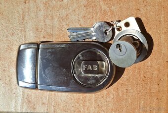 Přídavný zámek FAB Y2T s vložkou a 3mi klíči levně prodám. - 2