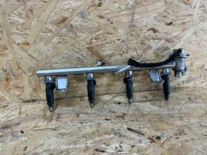 KOMPLETNÍ VSTŘIKOVACÍ LIŠTA SE VSTŘIKY 2.0 FSI 96KW - 2