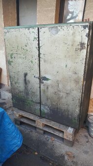 Plechová uzamykatelná skříň na strojní vybavení - 2