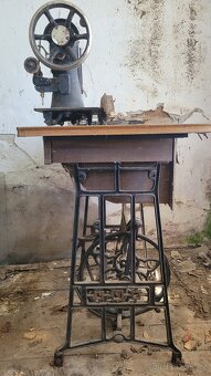 Starý šicí stroj se stolkem - 2