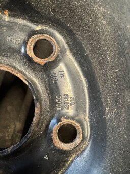 Plechové disky se zimní pneu. - 2