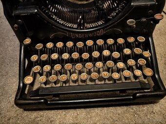 Starý psací stroj UNDERWOOD. - 2
