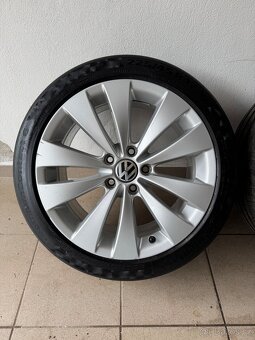 Alu kola VW 5x112 R17 225/45 letní pneu - 2