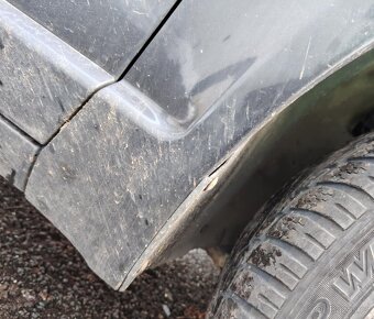 prodám přední blatníky na Škodu Superb 1 černá 9910 - 2