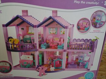 domeček pro panenky + hračky - 2