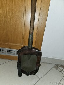 Vojenská lopatka se závěsníkem a bedna na munici - 2