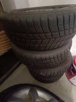plechová kola ford se staršími zimními pneu - 2