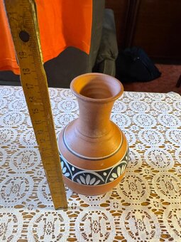 Menší hliněná váza s lidovým motivem - 2