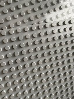 Šedé podložky na Lego Duplo - 2