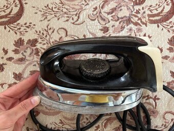 Starožitná žehlička - 2