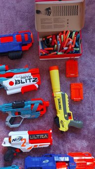 Prodám 9 ks NERF zbraní (2 el. + 7 man ) + příslušenství - 2