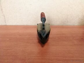 PRODÁM MALOU DEKORATIVNÍ BRONZOVOU ŽEHLIČKU NA DŘEVĚNÉ UHLÍ - 2