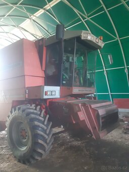 Obilní kombajn Massey Ferguson 38 - 2