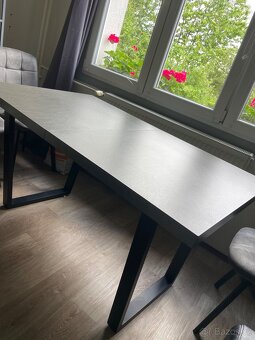 Prodám moderní jídelní stůl - 2