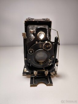 Historický fotoaparát s Zeiss objektivem - 2