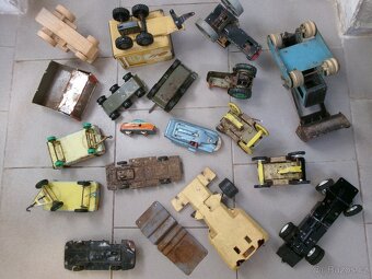 prodám hračku -plechová postýlka pro panenku - stahovací kov - 2