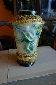 Krásná,stará,keramická,majoliková váza s figurálním motivem - 2