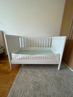 Dětská postýlka IKEA (Sundvik) s matrací a příslušenstvím - 2