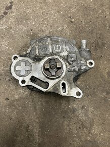 Vakuová pumpa 03L 145 100, Škoda Octavia 2 1.6 TDI 77 kW - 2