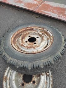 Staré ráfky s pneu na ,, Octavii - 2