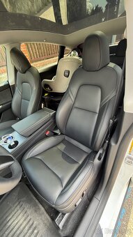 Přední sedačky z Tesla model Y 2024 - 2