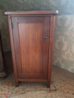 Starožiitná skříňka - 2