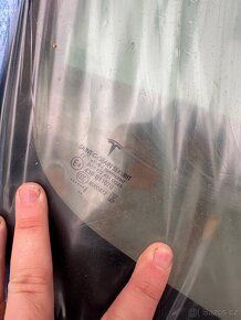 Tesla model 3 čelní sklo - 2