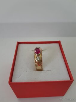 Zlatý prsten s růžovým k.,se dvěma brilianty 0.1CT - 2