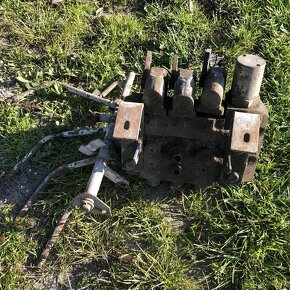 Rozvaděč hydrauliky Fortschritt E512 - 2