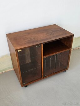 Stará mahagonová skříňka na knihy nebo vinyly. - 2