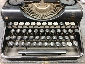 Starý psací stroj Olympia - 2